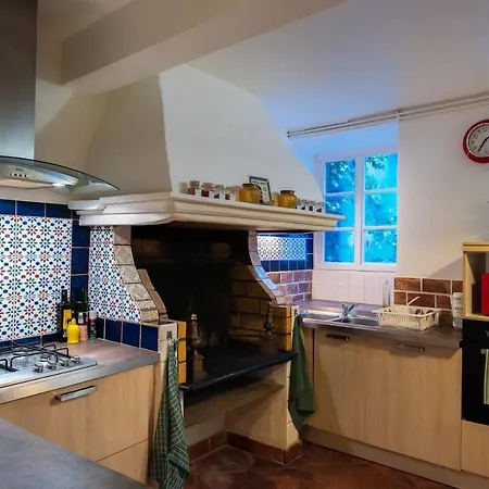Cosy Traditional Old Stone Townhouse In Bastide Carcassonne