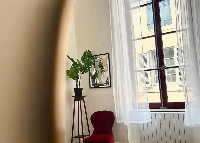 Cosy Traditional Old Stone Townhouse In Bastide Holiday home
